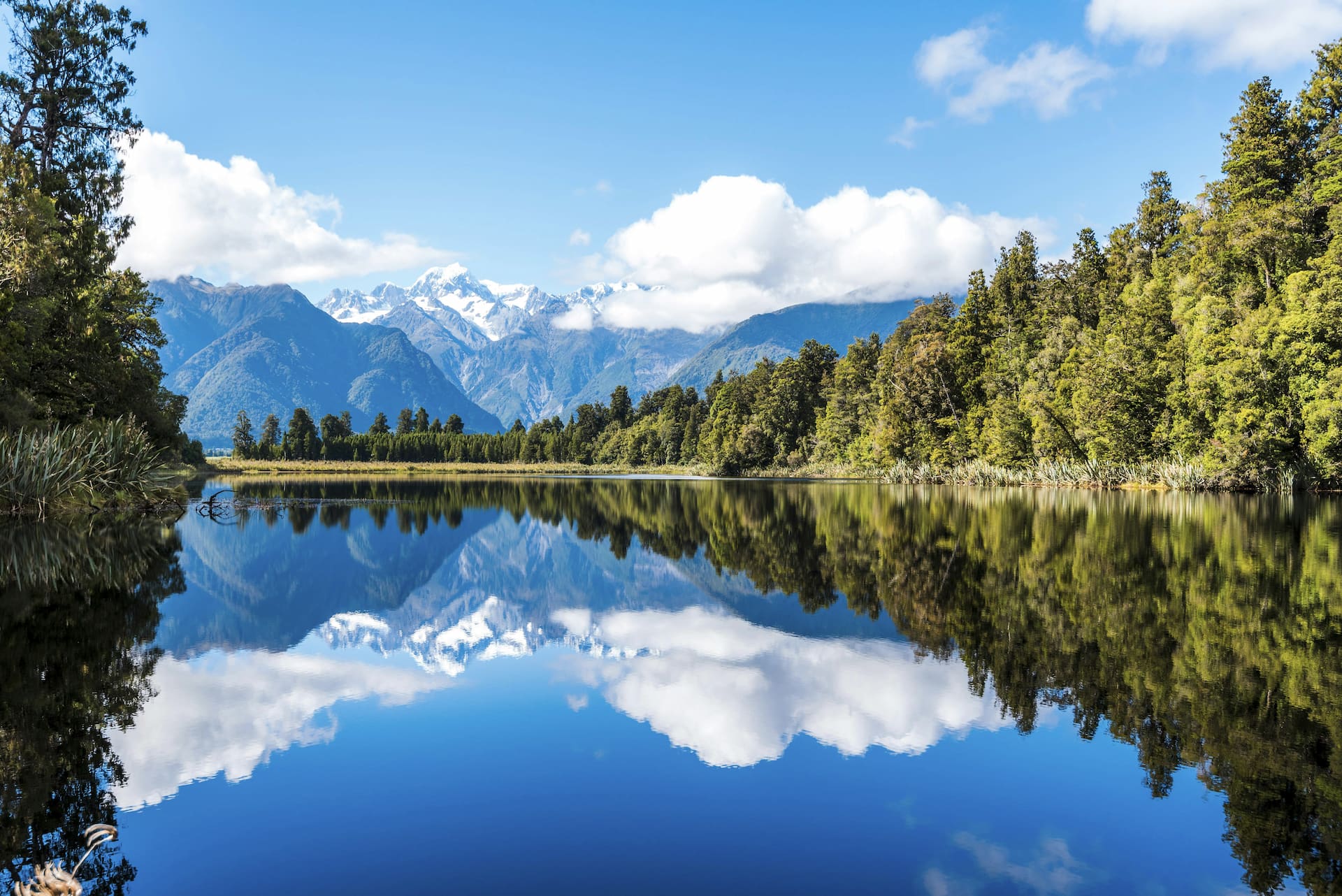 Lac offrant une vue panoramique sur une magnifique forêt et des montagnes majestueuses