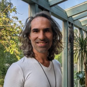 Portrait d'Amaël Vandoorselaere, thérapeute à Jatxou près de Bayonne