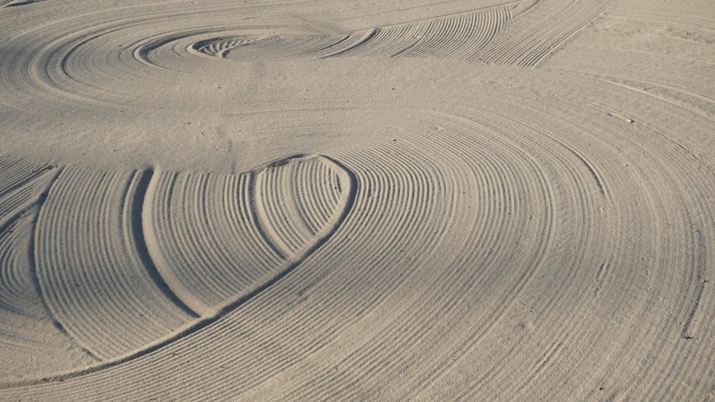 Cœur dessiné dans les ondulations du sable